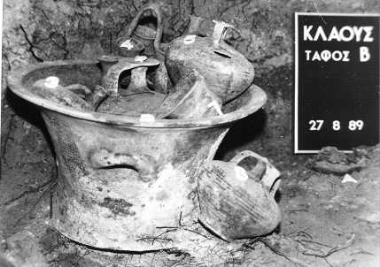 Figs 06a. Tomb B. Two-handled kalathos with five vases inside of it and one more outside, as found in the chamber.